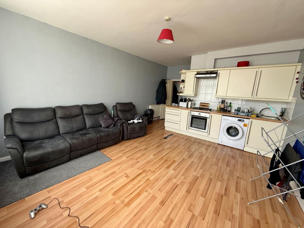 Lot: 137 - FLAT FOR INVESTMENT - Kitchen/living room